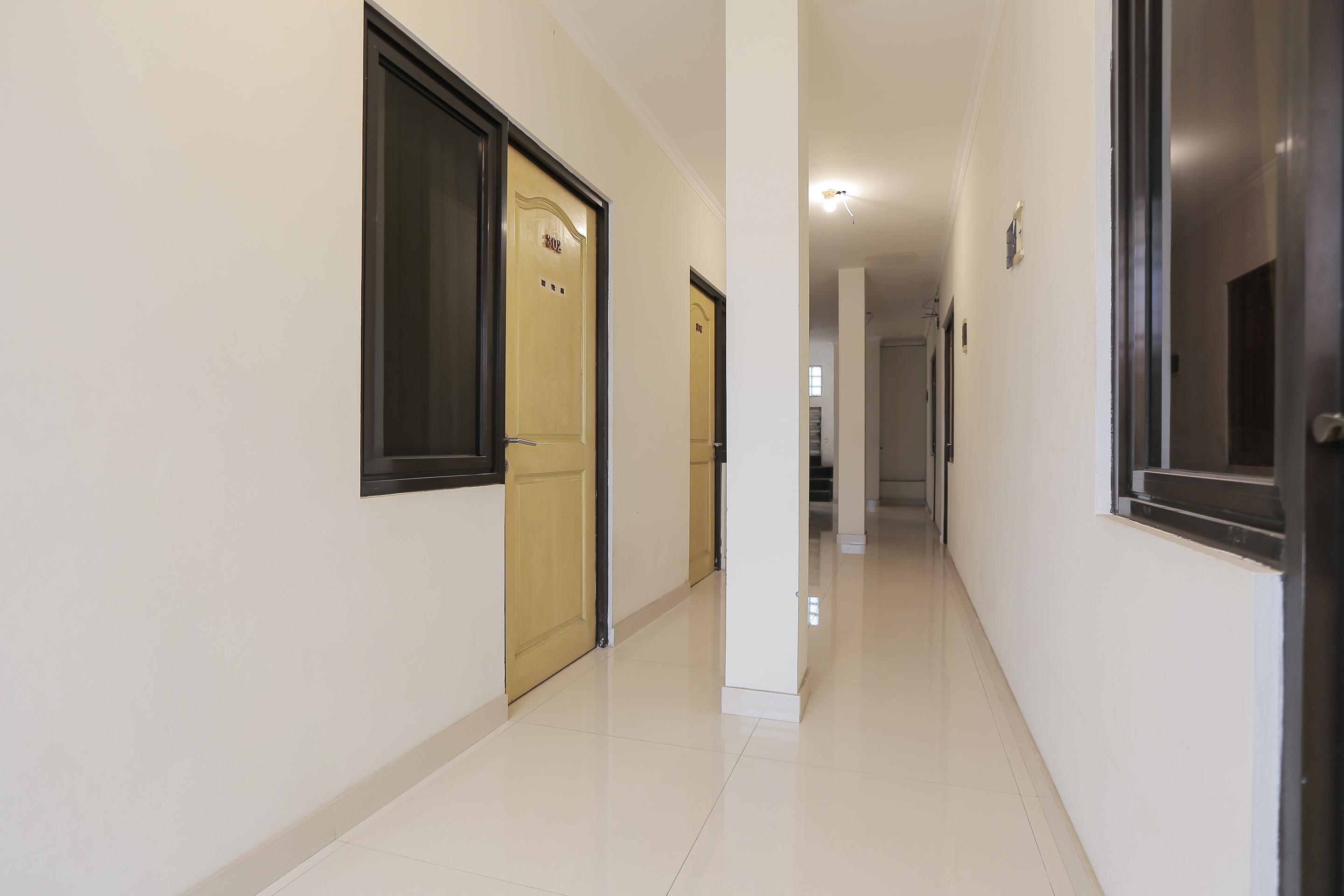 Super Oyo Capital O 141 Fatmawati Cozy Residence Джакарта Экстерьер фото